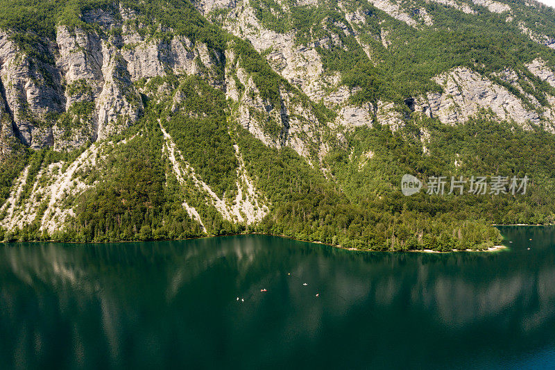 Bohinjsko Jezero在群山之间的鸟瞰图